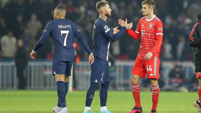 Handshake mit den Weltstars. Josip Stanisic muss Kylian Mbappe stoppen.