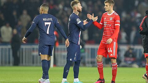 Handshake mit den Weltstars. Josip Stanisic muss Kylian Mbappe stoppen.