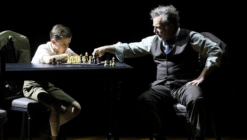 Bürgerliches Familienleben: Felix Hofbauer (Yniold) mit Christian Gerhaher (Golaud) in Debussys Oper "Pelléas et Mélisande" im Prinzregententheater. Bürgerliches Familienleben: Felix Hofbauer (Yniold) mit Christian Gerhaher (Golaud) in Debussys Oper "Pelléas et Mélisande" im Prinzregententheater.
