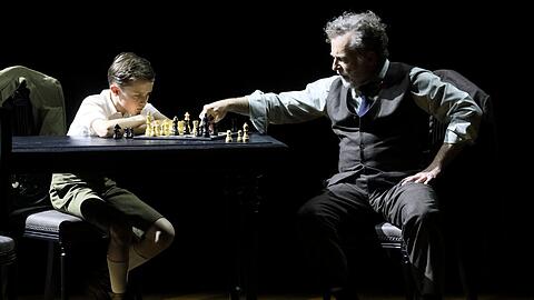 Bürgerliches Familienleben: Felix Hofbauer (Yniold) mit Christian Gerhaher (Golaud) in Debussys Oper "Pelléas et Mélisande" im Prinzregententheater.