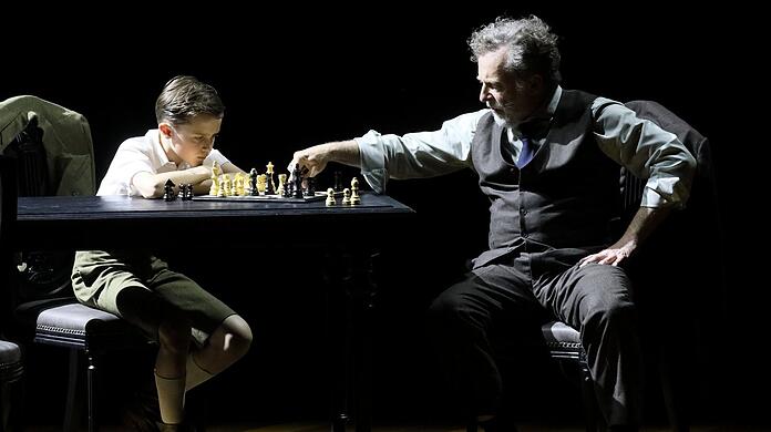 Bürgerliches Familienleben: Felix Hofbauer (Yniold) mit Christian Gerhaher (Golaud) in Debussys Oper "Pelléas et Mélisande" im Prinzregententheater.