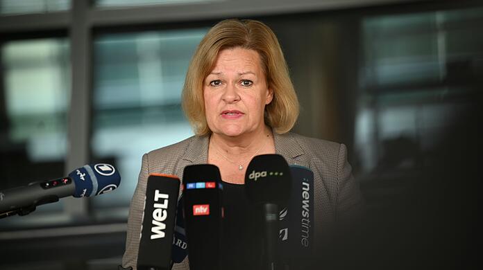 Bundesinnenministerin Nancy Faeser (SPD) hat einen Gesetzentwurf vorgelegt, mit dem Deutschland seine EU-Verpflichtungen zum Schutz der kritischen Infrastruktur umsetzen will.