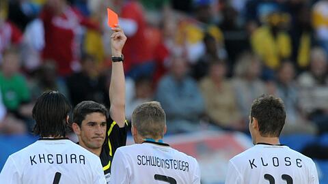Deutschlands einzige Niederlage gegen Serbien: Als Miroslav Klose (r) bei der WM 2010 in S&uuml;dafrika die Rote Karte sah. (Archivbild)