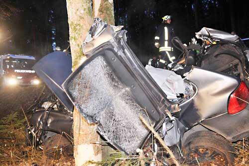 Der Porsche krachte voll gegen einen Baum.