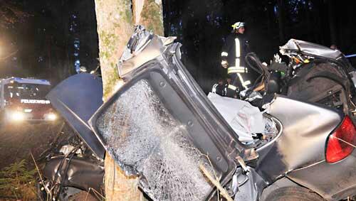 Der Porsche krachte voll gegen einen Baum. Der Porsche krachte voll gegen einen Baum.