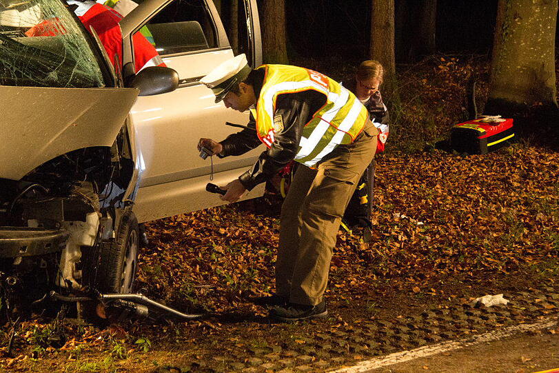 Eine Fahranfängerin verunglückte am Mittwochabend mit einer Beifahrerin im Waldstück bei Pallin, weil das Heck ausbrach. Beide wurden schwer verletzt. Das Auto wurde komplett beschädigt.