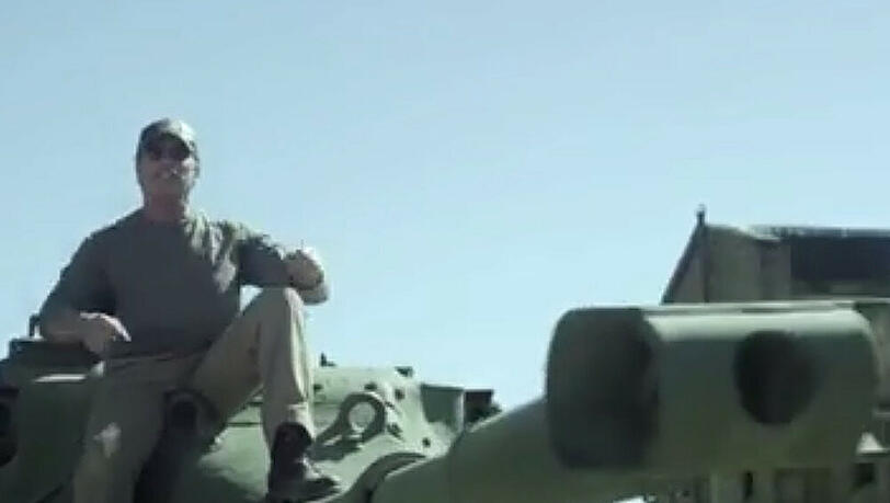 Arnold Schwarzenegger sitzt auf seinem Panzer Arnold Schwarzenegger sitzt auf seinem Panzer