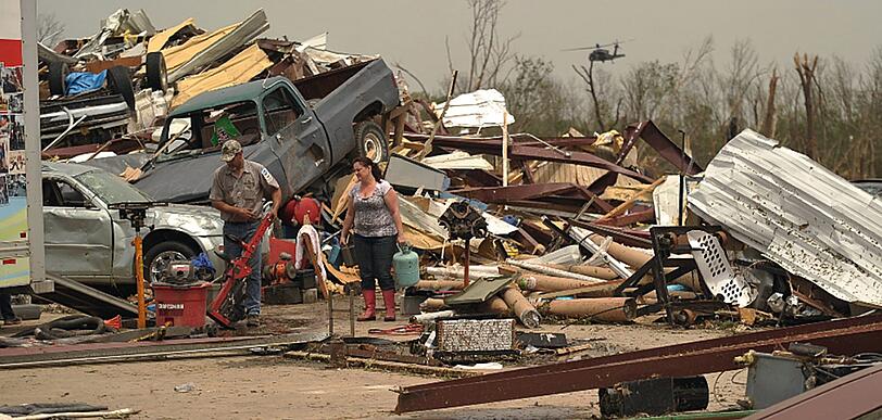 Totale Verwüstung: Die Menschen in Mayflower (Arkansas) stehen vor den kümmerlichen Resten ihrer Besitztümer.