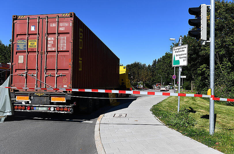 In Traunreut wurde eine Radlerin am Mittwoch von einem Lkw erfasst. Sie starb noch vor Ort. Die Feuerwehr sperrte die Kreuzung ab - die Bilder.