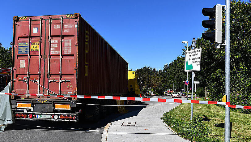 In Traunreut wurde eine Radlerin am Mittwoch von einem Lkw erfasst. Sie starb noch vor Ort. Die Feuerwehr sperrte die Kreuzung ab - die Bilder. In Traunreut wurde eine Radlerin am Mittwoch von einem Lkw erfasst. Sie starb noch vor Ort. Die Feuerwehr sperrte die Kreuzung ab - die Bilder.