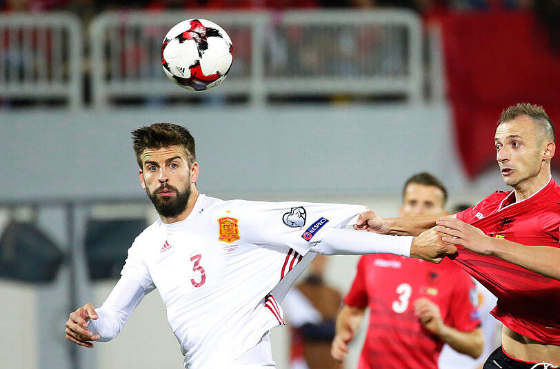 Spaniens Pique im Zweikampf mit Albaniens Ansi Agolli.