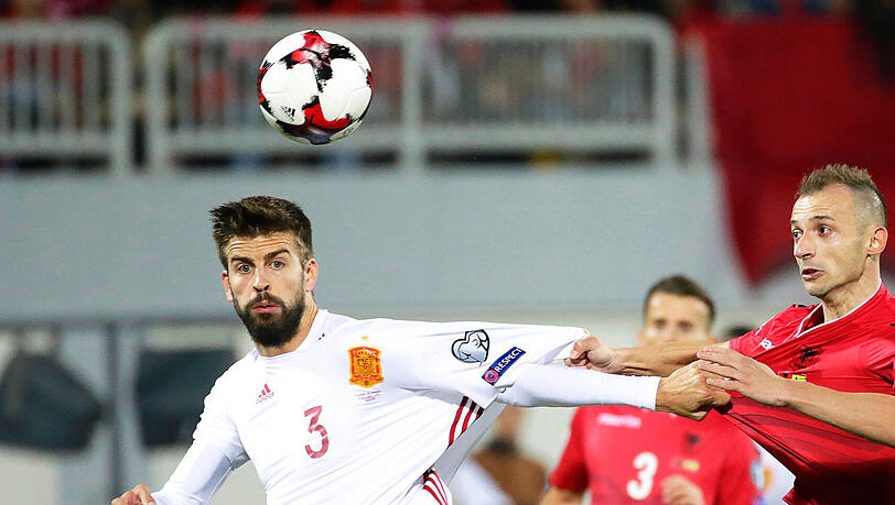 Spaniens Pique im Zweikampf mit Albaniens Ansi Agolli. Spaniens Pique im Zweikampf mit Albaniens Ansi Agolli.