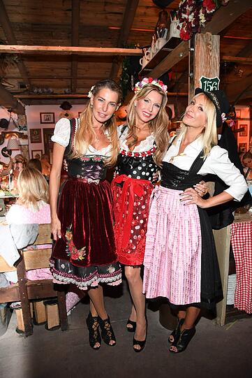 Geballte Blondinen-Power im Käfer-Zelt: Am Mittwochabend feierten Monica Ivancan, Giulia Siegel, Sonja Kiefer, Maria Vidal, Aysen Bitzer, Annette Zierer und Sabine Piller mit den Zwillingsschwestern und Hairstylistinnen Ayse Auth und Hatice Nizam. Die schönsten Bilder sehen Sie hier.