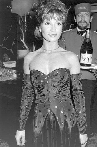 Rehaugen und tiefes Dekolleté: Schauspielerin Susanne Uhlen 1985