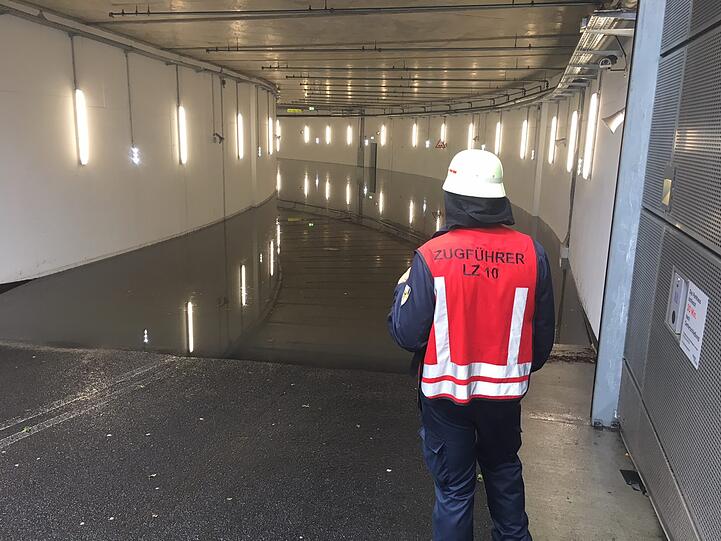 Auf strahlenden Sonnenschein folgten am Dienstag in weiten Teilen Deutschlands heftige Gewitter, welche Straßen überschwemmten und Dächer zum Einsturz brachten - die Bilder.