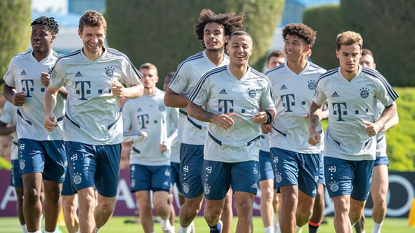 Erhält beim Rückrundenauftakt in Berlin eine neue Bewährungschance im Mittelfeld: Bayerns Thiago (M.).