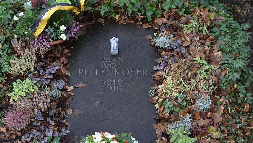 Max von Pettenkofers Grab: Er gilt als Ehrenbürger der Stadt. Max von Pettenkofers Grab: Er gilt als Ehrenbürger der Stadt.