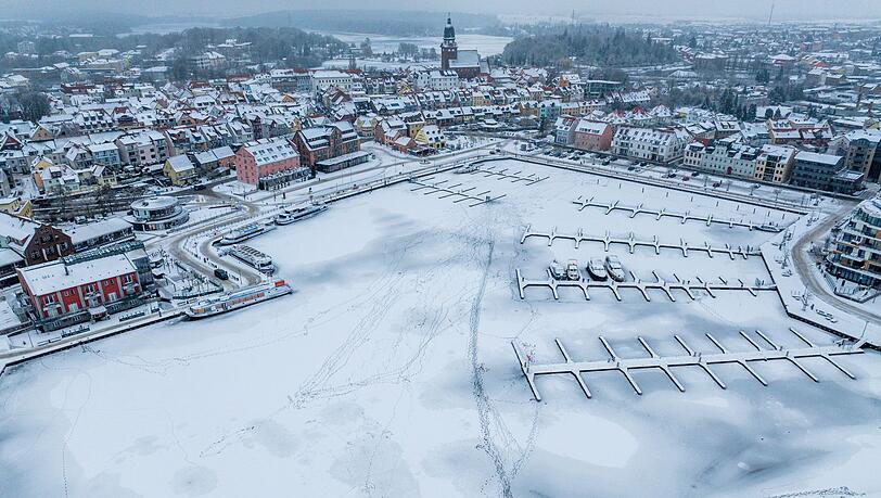 Eis bedeckt derzeit Seen der Mecklenburgischen Seenplatte - auch die M&uuml;ritz.
