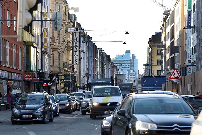 Das Ende der Schwanthalerstraße an der Kreuzung zur Sonnenstraße. Verkehrstechnisch herrscht hier eigentlich immer Ausnahmezustand. Das Ende der Schwanthalerstraße an der Kreuzung zur Sonnenstraße. Verkehrstechnisch herrscht hier eigentlich immer Ausnahmezustand.