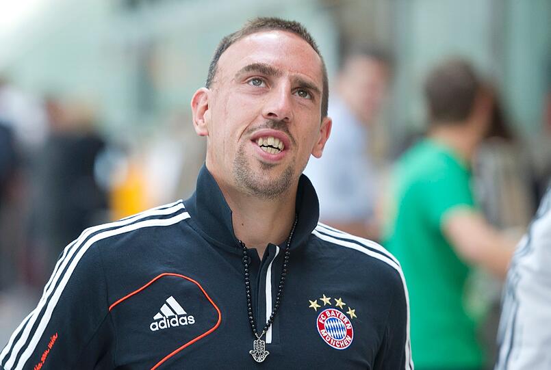 &bdquo;Wir reisen mit jeder Menge bekannten Spieler an. Diese Mannschaft muss sich vor niemandem auf der Welt verstecken&ldquo;, sagte Hoeneß zum Star-Ensemble um den französischen Nationalspieler Franck Ribéry. Dieser hatte sich noch am Samstagabend in München beim David Guetta-Konzert am Königsplatz amüsiert.