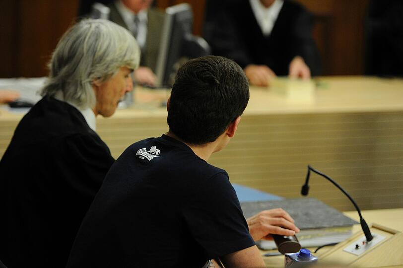 Prozessauftakt in Nürnberg: Die Verteidigung hält den Totschlagsvorwurf für übertrieben, zumal aus ihrer Sicht nicht bewiesen ist, dass ihr Mandant zugestochen hat.