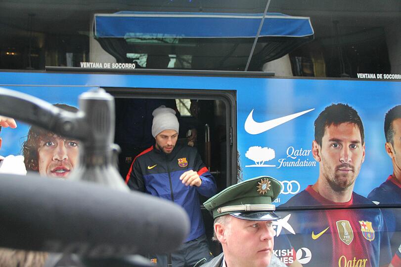 Hier kommt der FC Barcelona in München am Bayerischen Hof an. Die Bilder