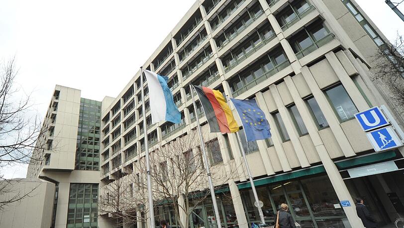 Das Münchner Landgericht: Wegen Beamtenbestechung wurden die Angeklagten im Prozess um Handy-Deals in der JVA Stadelheim zu hohen Gefängnisstrafen verurteilt. Das Münchner Landgericht: Wegen Beamtenbestechung wurden die Angeklagten im Prozess um Handy-Deals in der JVA Stadelheim zu hohen Gefängnisstrafen verurteilt.