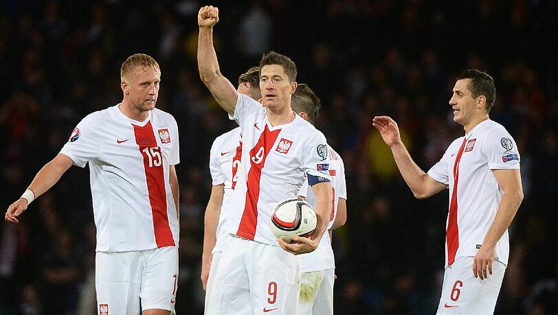 Mit seinem 13. Treffer hat Robert Lewandowski den Tor-Rekord in der EM-Qualifikation eingestellt. Mit seinem 13. Treffer hat Robert Lewandowski den Tor-Rekord in der EM-Qualifikation eingestellt.
