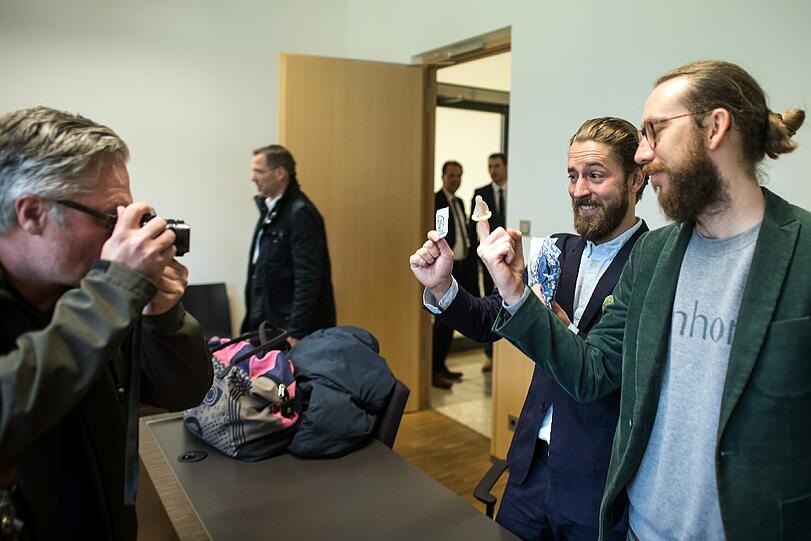 Die Einhorn-Geschäftsführer Waldemar Zeiler (r) und Philip Siefer haben ein Exemplar des Streitobjekts gleich mal mit in den Gerichtssaal gebracht.