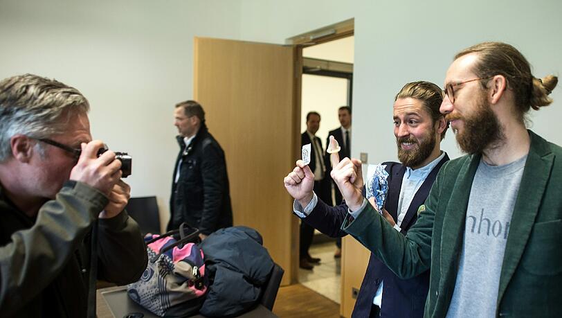 Die Einhorn-Geschäftsführer Waldemar Zeiler (r) und Philip Siefer haben ein Exemplar des Streitobjekts gleich mal mit in den Gerichtssaal gebracht. Die Einhorn-Geschäftsführer Waldemar Zeiler (r) und Philip Siefer haben ein Exemplar des Streitobjekts gleich mal mit in den Gerichtssaal gebracht.