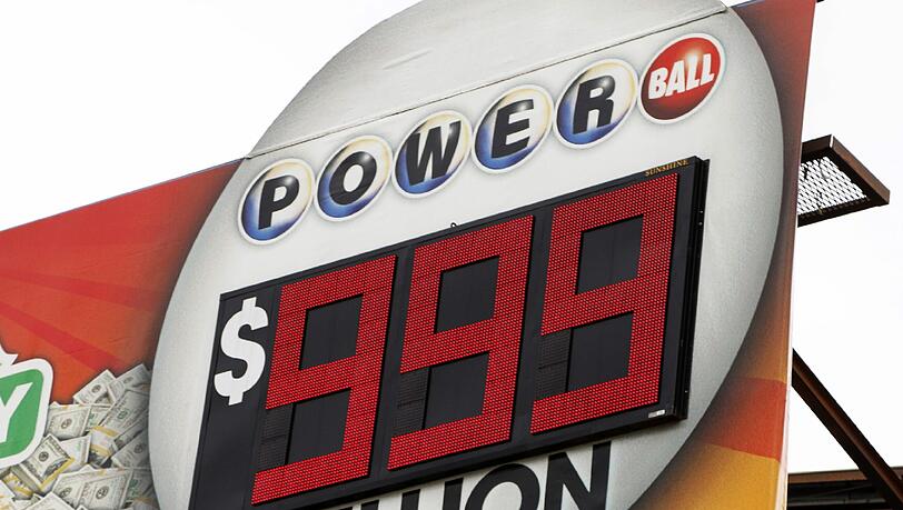 Eine Anzeigetafel für das Powerball-Lotto in den USA. Der möglich Gewinnn übersteigt die Anzeigefähigkeit: 1,3 Milliarden Dollar. Eine Anzeigetafel für das Powerball-Lotto in den USA. Der möglich Gewinnn übersteigt die Anzeigefähigkeit: 1,3 Milliarden Dollar.