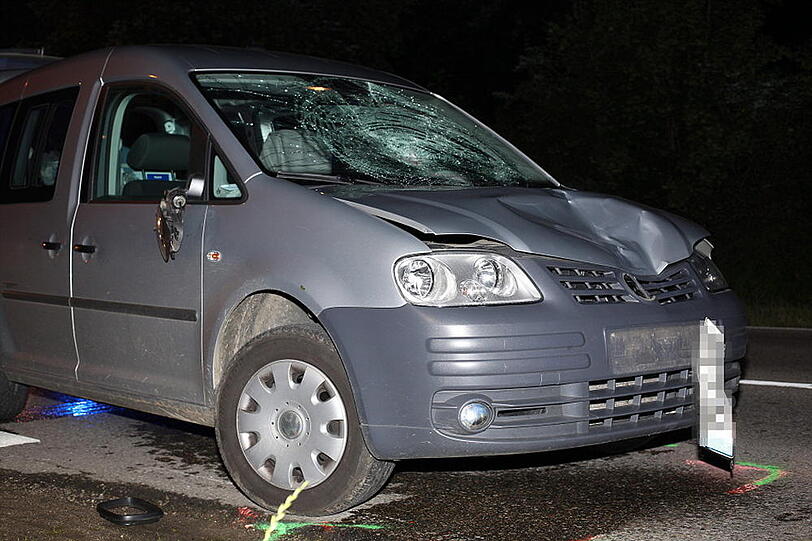 Tragischer Zusammenstoß in Altenmarkt: Ein VW Caddy erwischt am frühen Samstagmorgen einen Fußgänger frontal.