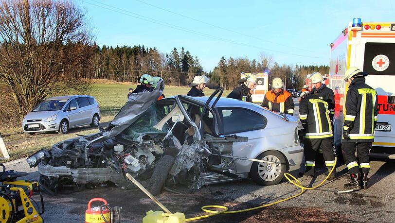 Am Karfreitag kam es zu einem Frontal-Crash auf der B12. 6 Menschen wurden verletzt, zwei von ihnen schwer. Am Karfreitag kam es zu einem Frontal-Crash auf der B12. 6 Menschen wurden verletzt, zwei von ihnen schwer.