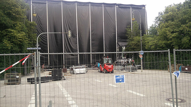 Die Bühne von hinten: Eine schwarze Wand.
