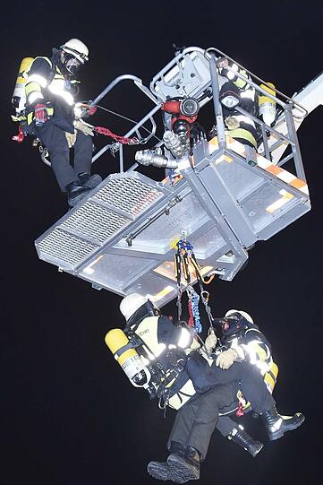 Um das Feuer zu löschen, muss die Feuerwehr das Dach der Schlachthof-Halle mit einer Spezialsäge  aufschneiden.