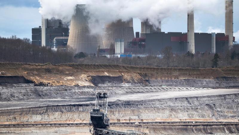 Der Tagebau Inden und das RWE-Braunkohlekraftwerk Weisweiler im Rheinland. Der Tagebau Inden und das RWE-Braunkohlekraftwerk Weisweiler im Rheinland.