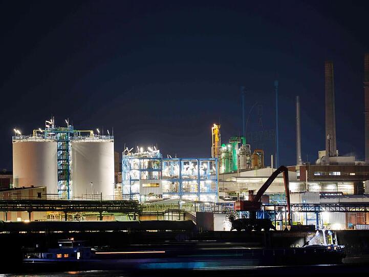 Das Licht am Bayer-Kreuz auf dem Gelände des Werkes in Leverkusen ist am Abend ausgeschaltet.