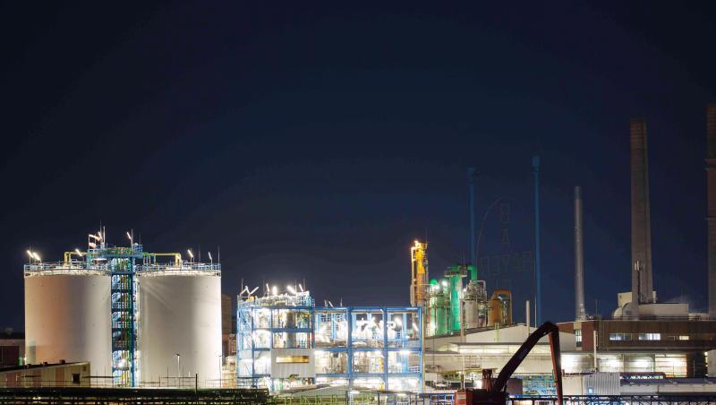 Das Licht am Bayer-Kreuz auf dem Gelände des Werkes in Leverkusen ist am Abend ausgeschaltet. Das Licht am Bayer-Kreuz auf dem Gelände des Werkes in Leverkusen ist am Abend ausgeschaltet.