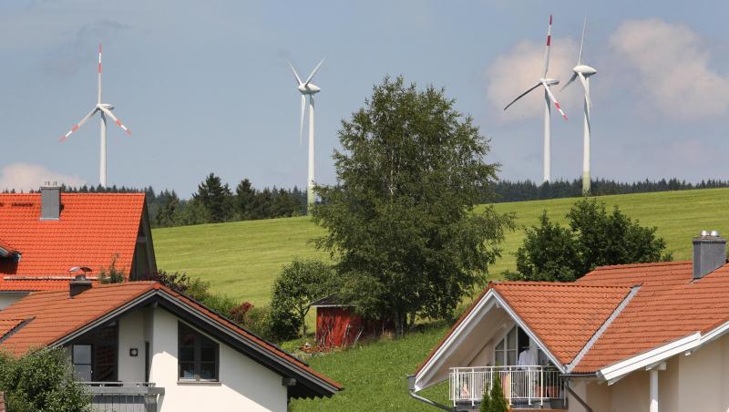 Windräder stehen hinter einer Neubausiedlung in Wildpoldsried. Foto: Karl-Josef Hildenbrand/Archivbild Windräder stehen hinter einer Neubausiedlung in Wildpoldsried. Foto: Karl-Josef Hildenbrand/Archivbild