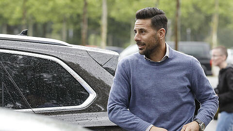 Wieder beim FC Bayern: Claudio Pizarro. Bei seiner dritten Rückkehr zum Rekordmeister übernimmt er die Rolle als Botschafter bei den Münchnern. (Archivbild)