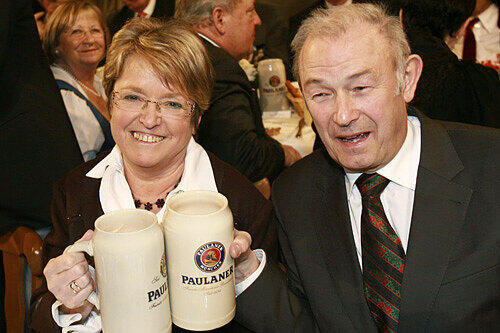 First Ladys als Dirndl-Muffel: Marga Beckstein prostet im Hosenanzug ihrem Ministerpräsidenten- Mann Günther zu.