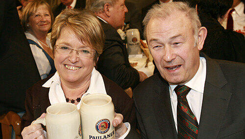 First Ladys als Dirndl-Muffel: Marga Beckstein prostet im Hosenanzug ihrem Ministerpräsidenten- Mann Günther zu.