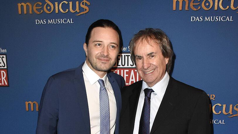 Dennis Martin (links) und Chris de Burgh im November 2018 bei der Premiere des Musicals "Der Medicus - Das Musical" im Deutschen Theater. Dennis Martin (links) und Chris de Burgh im November 2018 bei der Premiere des Musicals "Der Medicus - Das Musical" im Deutschen Theater.