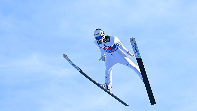 Der slowenische Skispringer Timi Zajc in Aktion.
