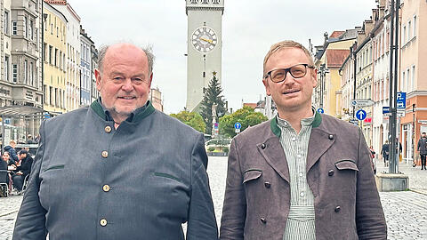 Der eine geht, der andere kommt: Sepp Obermeier (l.) übergibt das Amt des Vorsitzenden an Niklas Hilber. Obermeier ist nun Ehrenvorsitzender beim "Bund Bairische Sprache".
