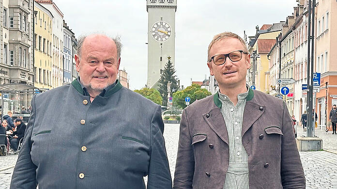 Der eine geht, der andere kommt: Sepp Obermeier (l.) übergibt das Amt des Vorsitzenden an Niklas Hilber. Obermeier ist nun Ehrenvorsitzender beim "Bund Bairische Sprache".