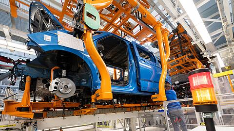 Die deutsche Autoindustrie hat aus Sicht von DIW-&Ouml;konom Martin Gornig wichtige technologische Entwicklungen verschlafen. (Archivbild)