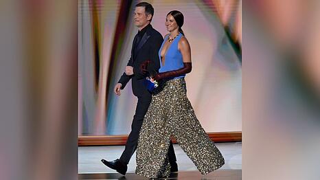 &Uuml;ber das Outfit von Shailene Woodley - hier mit ihrem Kollegen Peter Krause - wird in den sozialen Netzwerken hei&szlig; diskutiert.