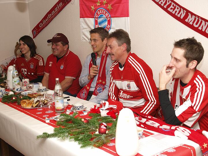 Weihnachtsüberraschung: Die Bayern-Stars Rafinha, Badstuber, Kroos, Boateng & Co. waren am Wochenende bei zahlreichen Fanklubs zu Besuch - und als Präsent hatten sie nach dem 4:1-Sieg gegen Werder Bremen sogar die Tabellenführung im Gepäck: Die Bilder.