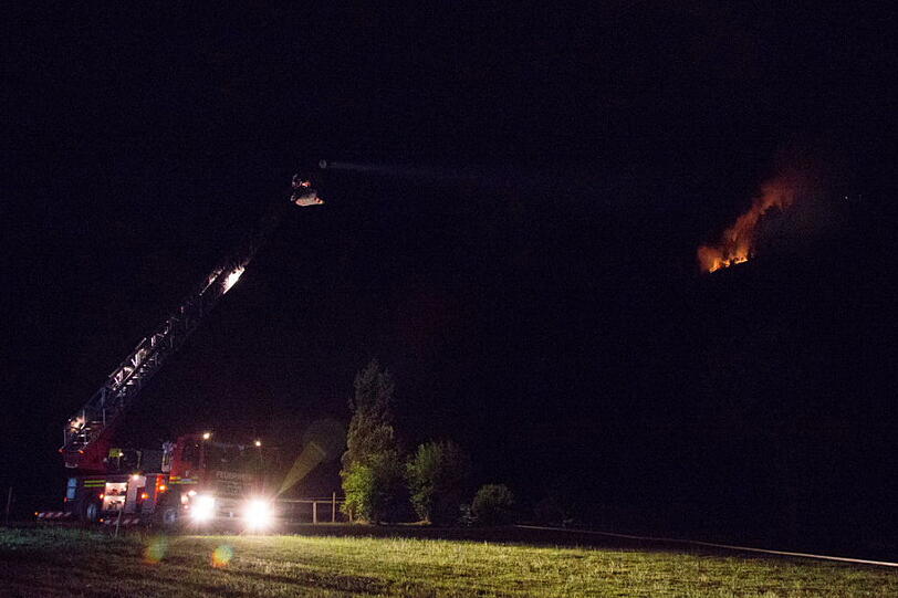 Die Polizei meldete am frühen Morgen: "Aus bisher ungeklärter Ursache kam es am Samstag, 27.07.13, abends, zu einem Waldbrand oberhalb des Thumsees bei Bad Reichenhall." Die Bilder zum Durchklicken.